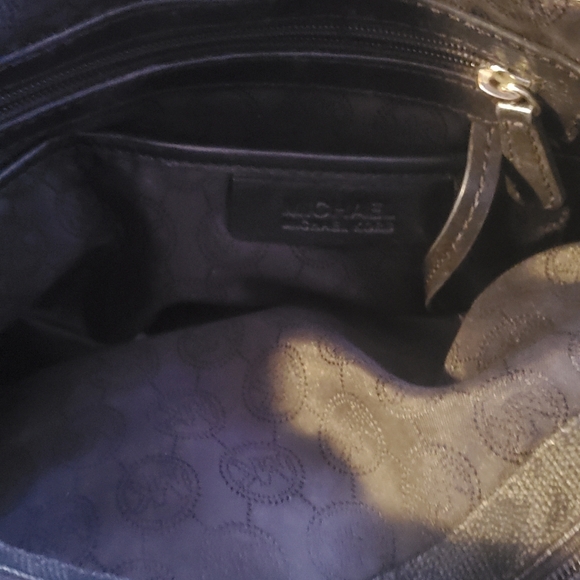 Final Price ❌Like new Michael Kors tote bag🖤 - Picture 7 of 10